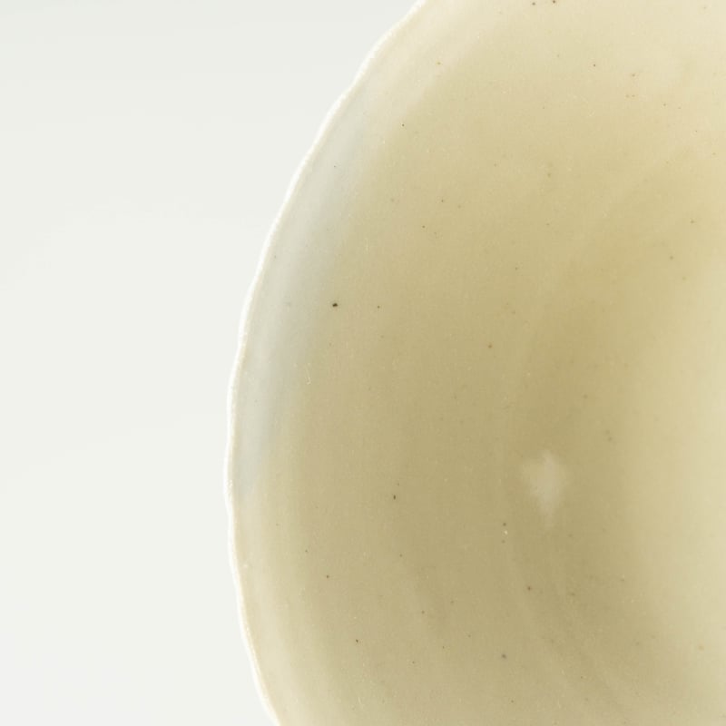 新品　安齋新厚子　安齋新・厚子　木瓜豆皿　ねじり杯　人気　小鉢　向付　輪花　白磁 安齋新・厚子 白磁ねじり豆皿 | ぶどうのたね