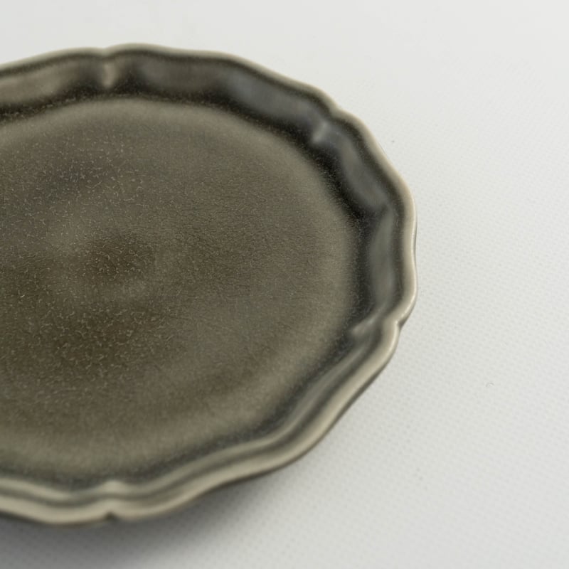 阿部慎太朗 花形細リムまめ皿 | ぶどうのたね