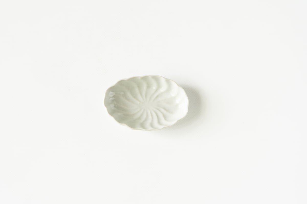 安齋新・厚子 白磁ねじり豆皿 | ぶどうのたね