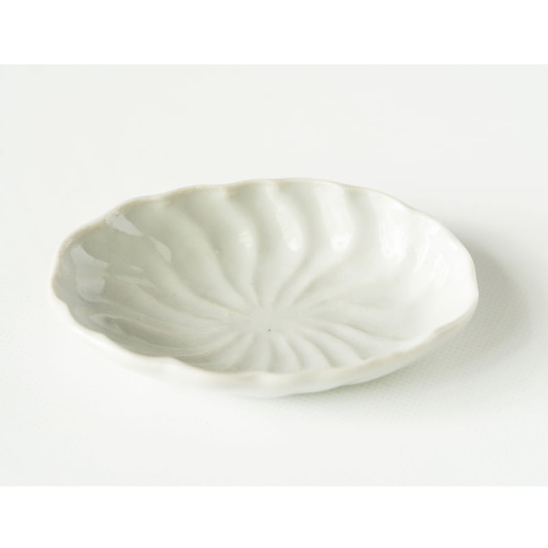 安齋新・厚子 白磁ねじり豆皿 | ぶどうのたね