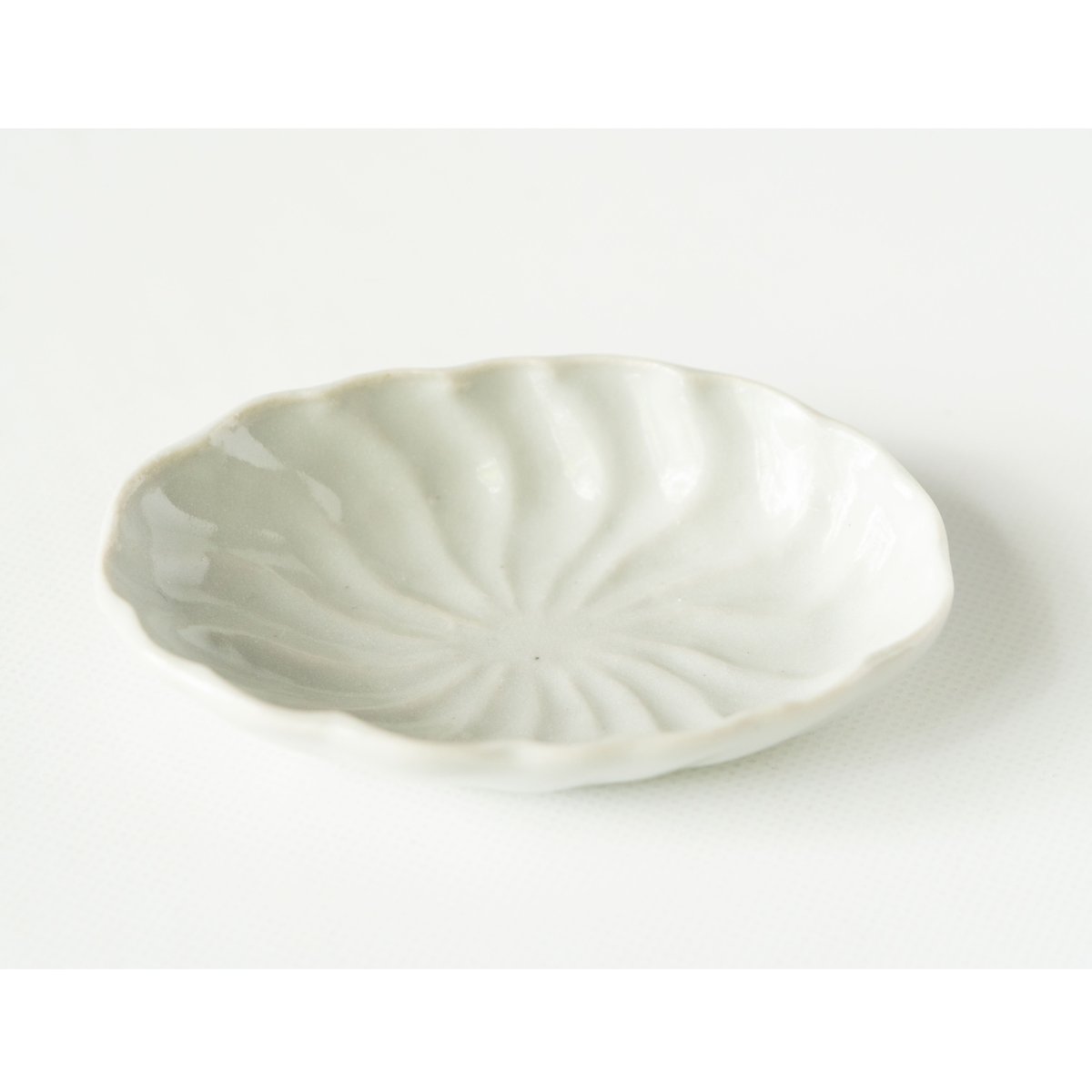 安齋新・厚子 白磁ねじり豆皿 | ぶどうのたね