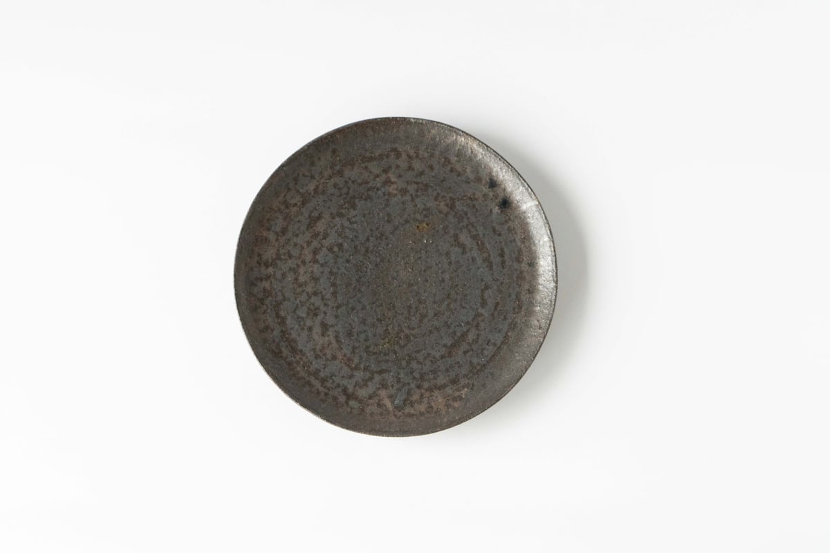 錆枝 花田勇樹 七寸高台平皿 黒灰 | ぶどうのたね