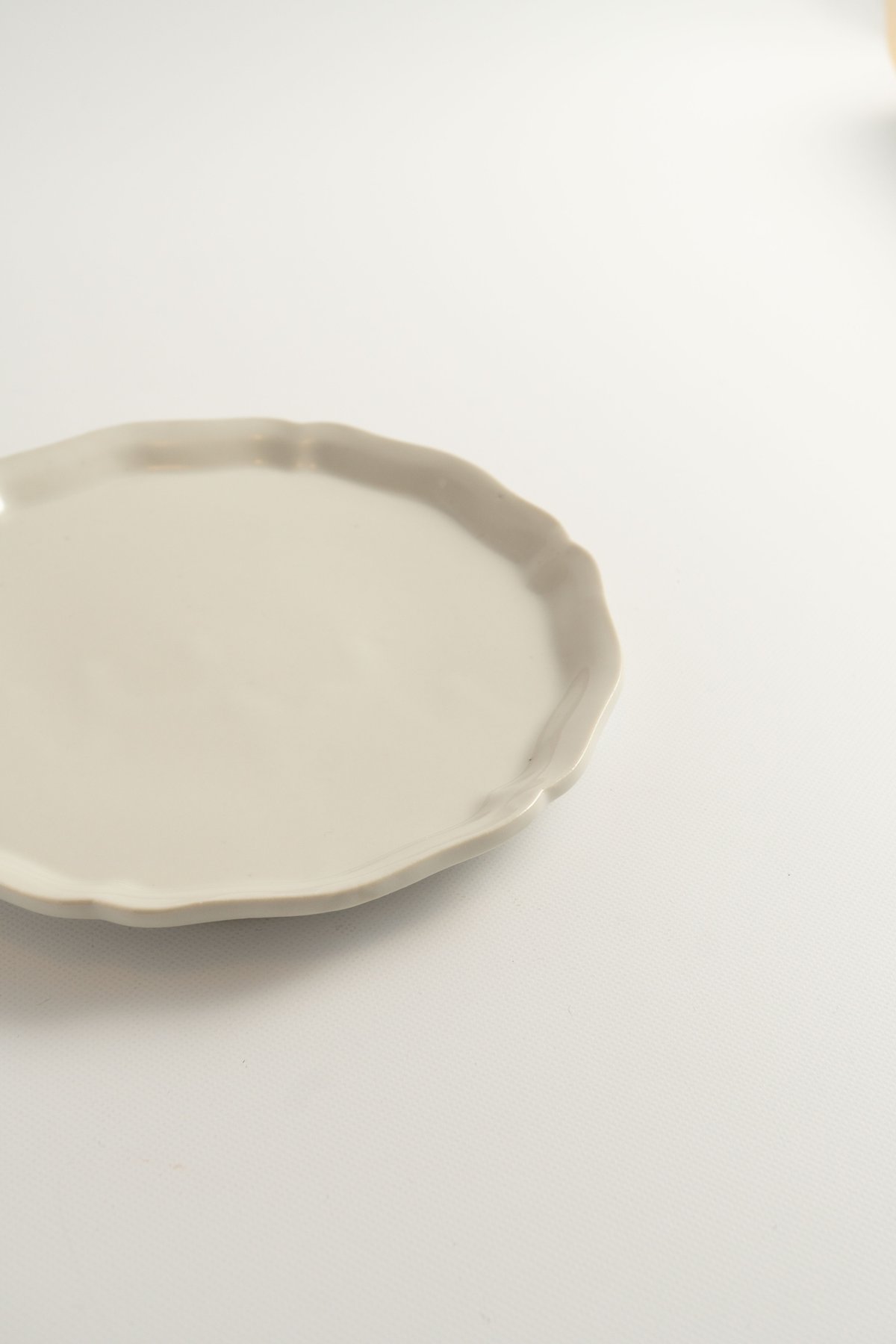 阿部慎太朗 花形細リム皿6寸 | ぶどうのたね