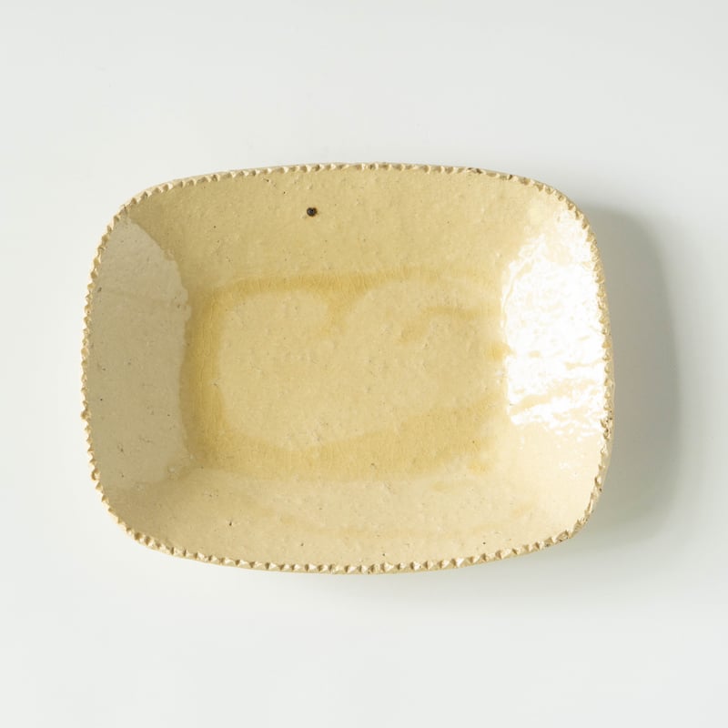 安齋新・厚子 米色青磁ギザギザシカク皿M | ぶどうのたね