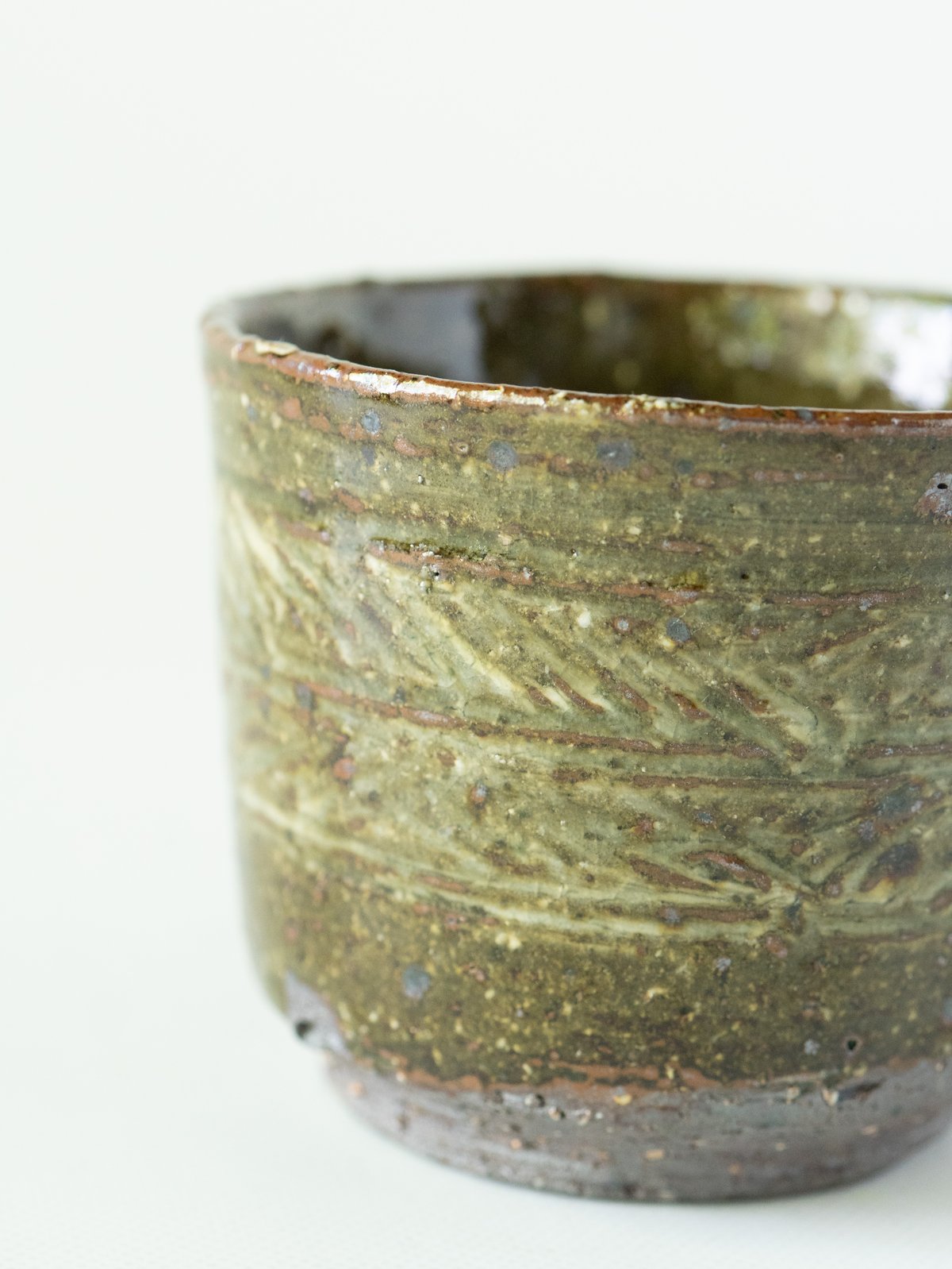 島武巳（しま たけみ）　湯呑み　陶芸品 井上茂 彫り三島湯呑み | ぶどうのたね