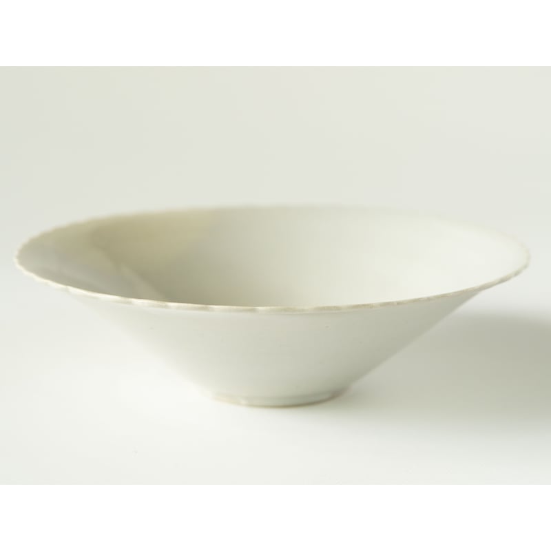 安齋新・厚子 白磁菊花鉢 | ぶどうのたね