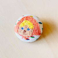 まるまるブローチ（頭巾の子２）