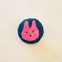 まるまるブローチ（真っピンクうさぎ）