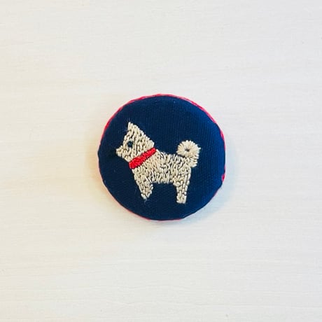 まるまるブローチ（秋田犬）