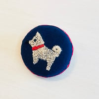 まるまるブローチ（秋田犬）