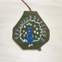刺繍キークロシェット（peacock）