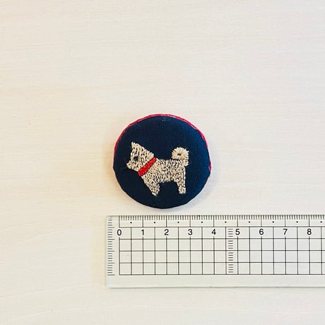 まるまるブローチ（秋田犬）