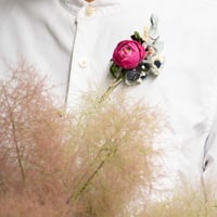 feltico×東京植物図譜「ラナンキュラスとムスカリのブローチとスモークツリー」