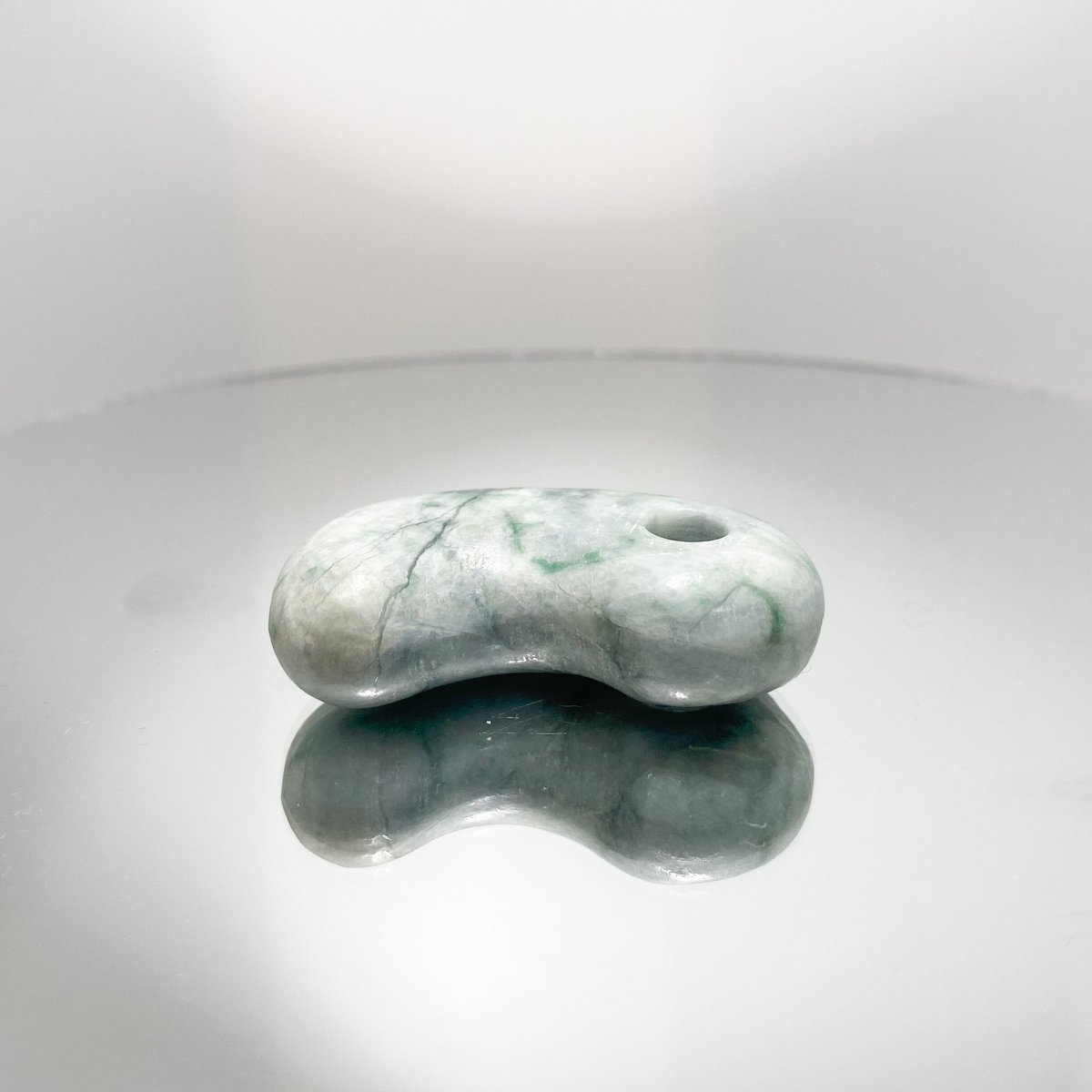 ✳極上逸品と言える緑苔紋様　糸魚川翡翠ジェダイト勾玉　⭕️貴重*希少品　鑑定鑑別付 ✳極上逸品と言える緑苔紋様 糸魚川翡翠ジェダイト勾玉 ⭕️貴重