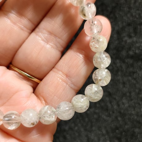 一点物　天然石ハンドメイドブレス　ホワイト　サゲニティック　ピンクマイカ　うさぎ 一点物 天然石ハンドメイドブレス ホワイト サゲニティック ピンク