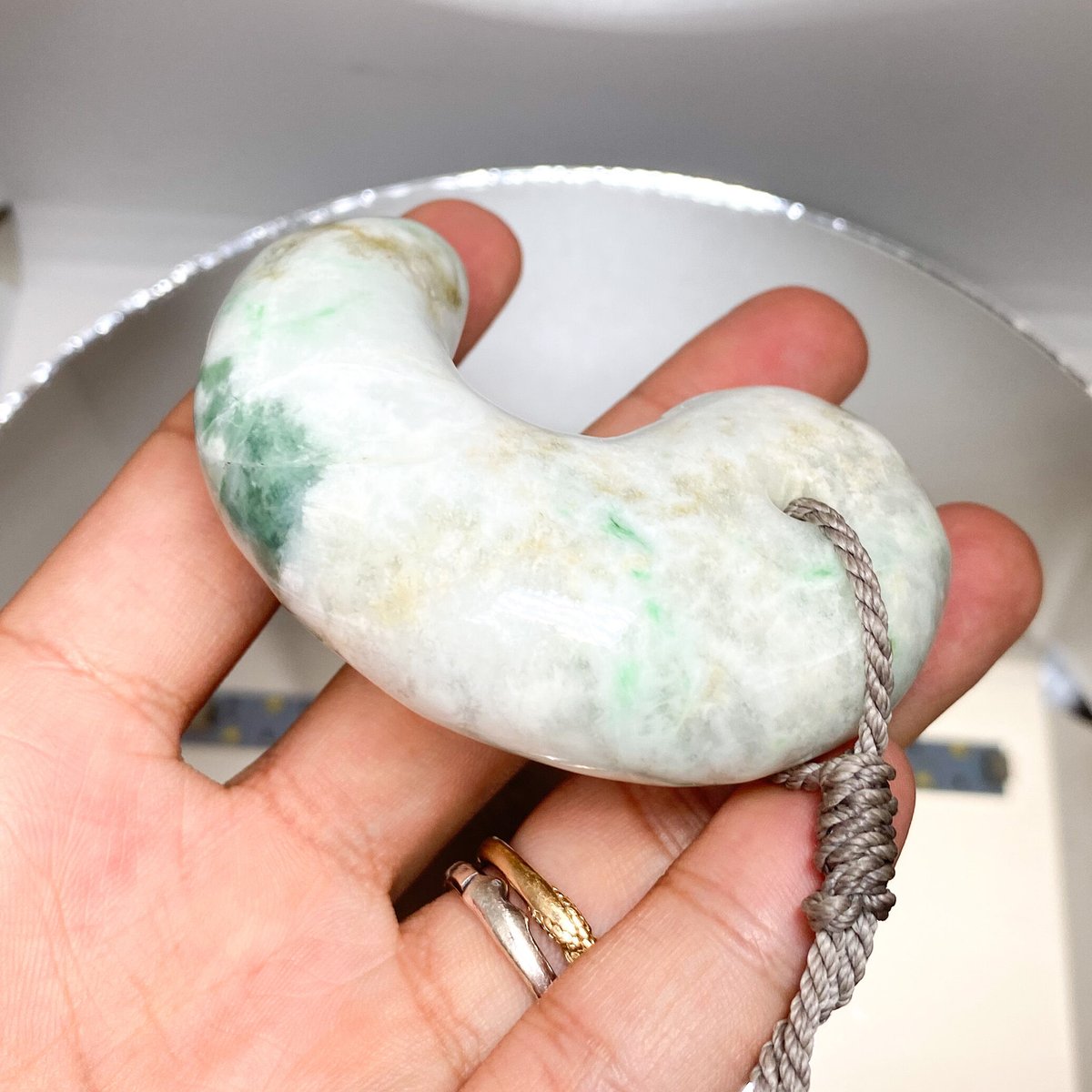 ⭕️希少色の赤混じり幸運呼び込む*紅赤入り糸魚川翡翠ジェダイト勾玉