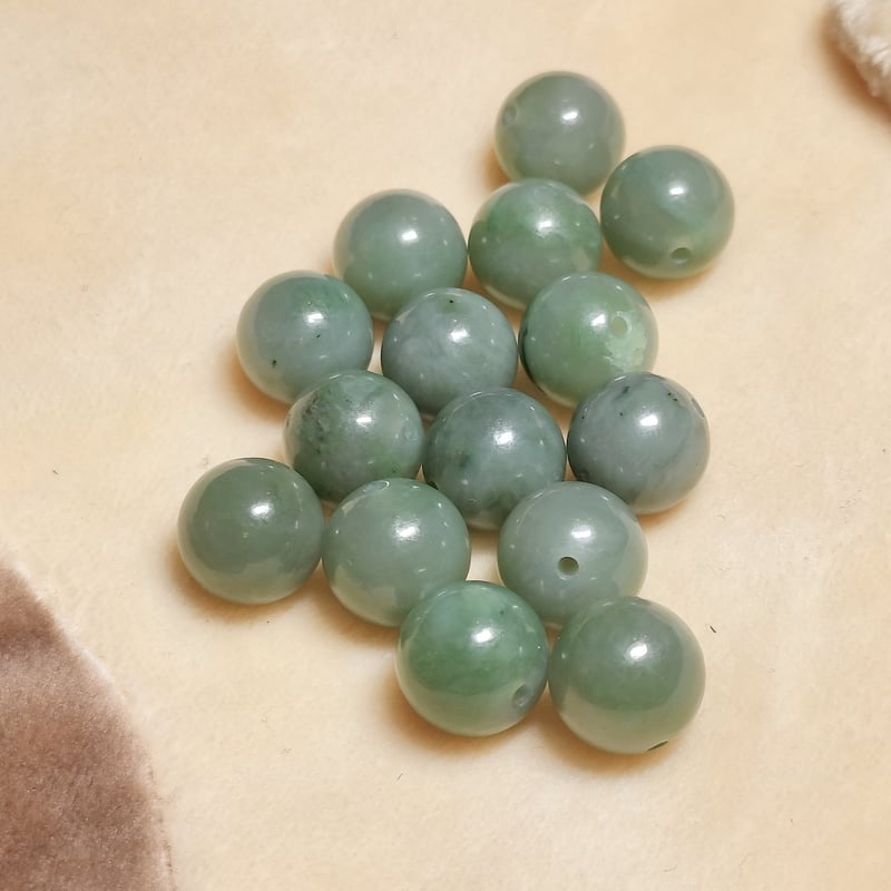 最終値下げ超希少　糸魚川本翡翠　大粒勾玉　青海産　若葉色　最高級宝石質　T803 天然石パワーストーン レアな石達 家宝 純日本糸魚川産 本翡翠