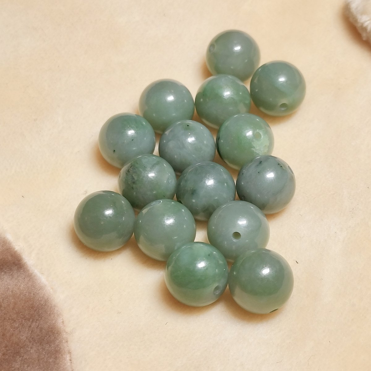 糸魚川翡翠氷種１０mm８ピースと出雲瑪瑙１０mm７ピース 糸魚川翡翠氷種10mm8ピースと出雲瑪瑙10mm7ピース 糸魚川