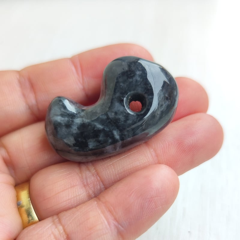 🐥🐉【希少】糸魚川黒翡翠勾玉/魔除け、邪気払い、霊性、五徳 🐥🐉【希少】糸魚川黒翡翠勾玉/魔除け、邪気払い、霊性、五徳