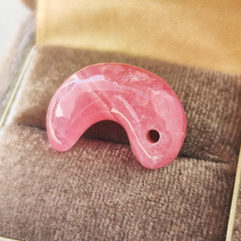 【セール】北海道産　インカローズ　ロードクロサイト　勾玉 セール】北海道産インカローズロードクロサイト勾玉