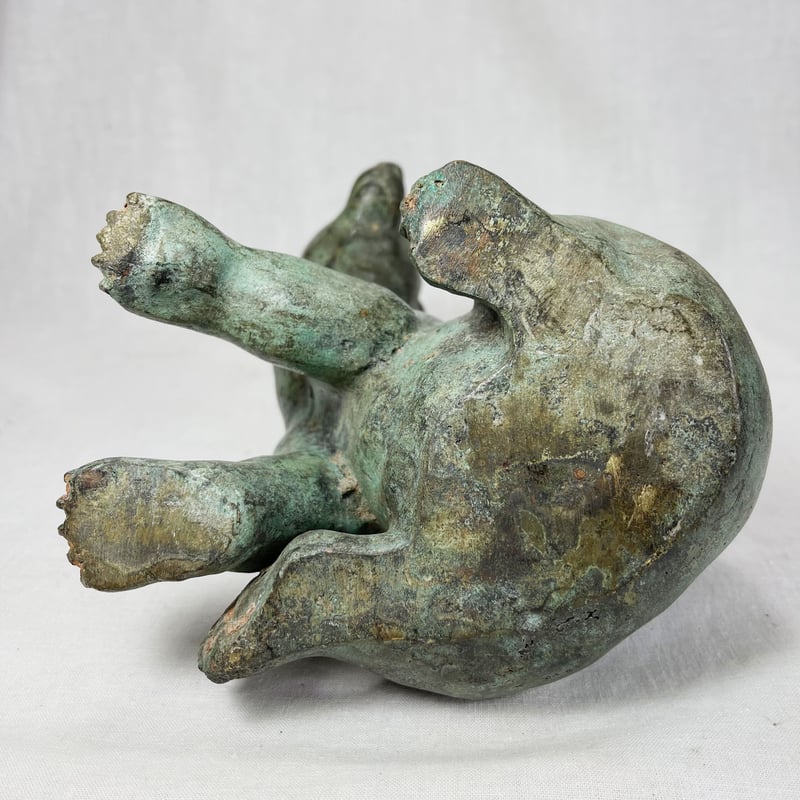 どの角度から見ても美しいブロンズの熊 | MAREBITO