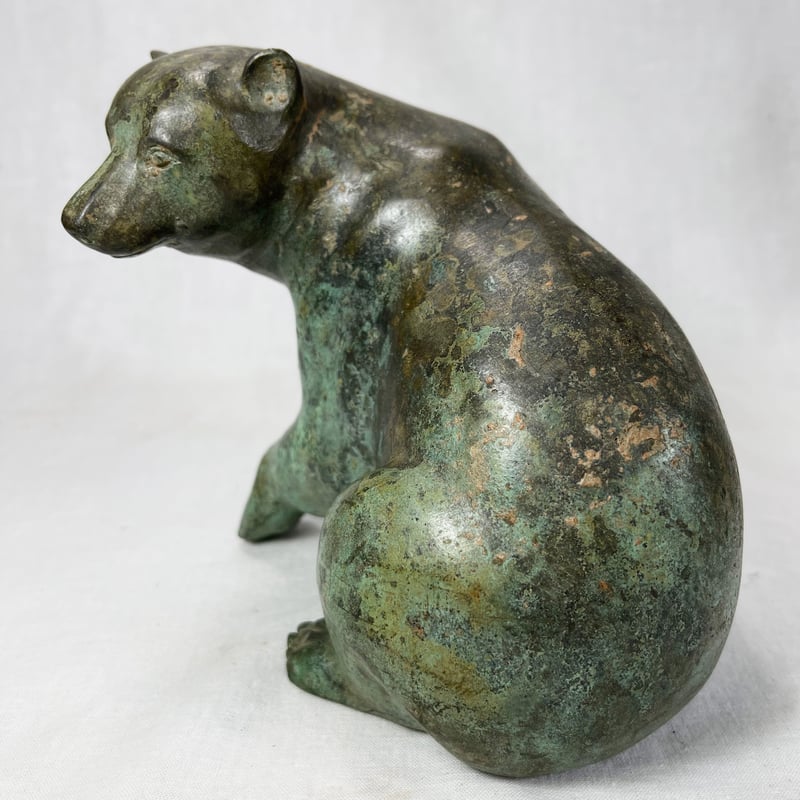 どの角度から見ても美しいブロンズの熊 | MAREBITO