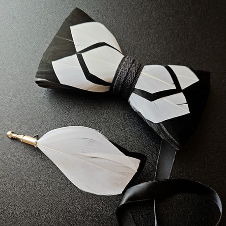 天然 羽根 蝶ネクタイ＆ラペルピン セット モノトーン  ブライダル グルーム  結婚式 パーティー 上品 個性的