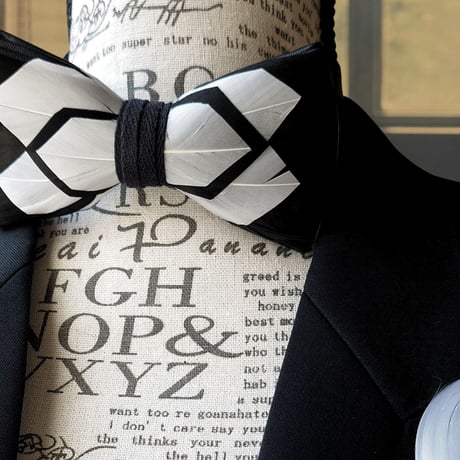天然 羽根 蝶ネクタイ＆ラペルピン セット モノトーン  ブライダル グルーム  結婚式 パーティー 上品 個性的