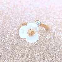 ジルコニア ダイヤモンド　シェルフラワー リング　柔らかく上品な印象と輝き　指輪