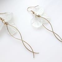 ゆらゆら揺れる シースルーホワイト 花びら ピアス つや消し マット フックピアス