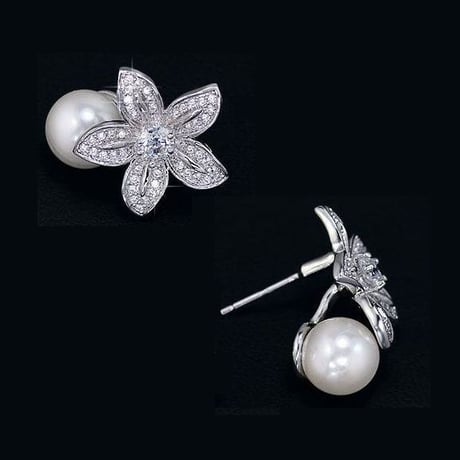 特別な日へ　煌めくお花のピアス　czキュービックジルコニア　スタッド ピアス