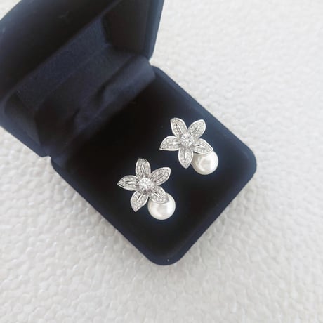 特別な日へ　煌めくお花のピアス　czキュービックジルコニア　スタッド ピアス