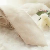 優しい素材　アイボリー　シンプルで柔らかい雰囲気　ネクタイ