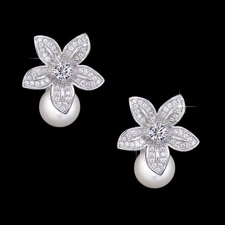 特別な日へ　煌めくお花のピアス　czキュービックジルコニア　スタッド ピアス