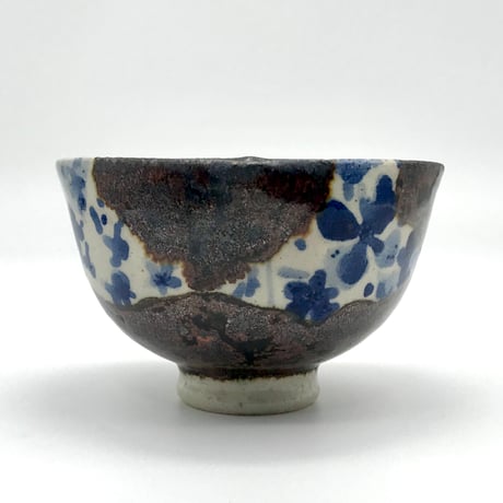 093 染付花文様猪目茶碗　12.0×7.5cm
