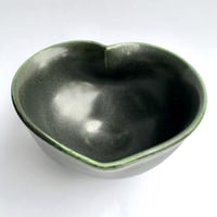 358 猪目茶碗　高麗納戸織部　12.3×6.4cm