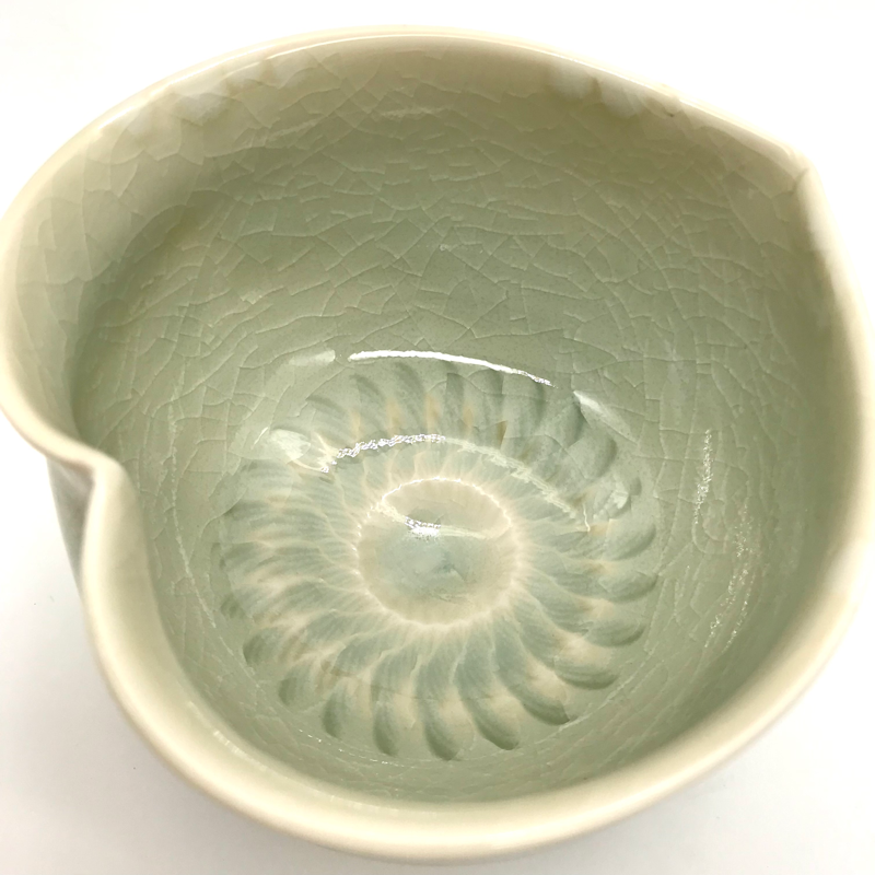 究極の美◼️蔵からめちゃくちゃオーラの出てる謎の紋様がある抹茶茶碗が出てきました。 究極の美◼️蔵からめちゃくちゃオーラの出てる謎の紋様がある
