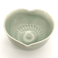 061 猪目茶碗　青磁　12.0×7.2cm
