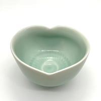676 猪目茶碗　青磁　12.2×7.3cm