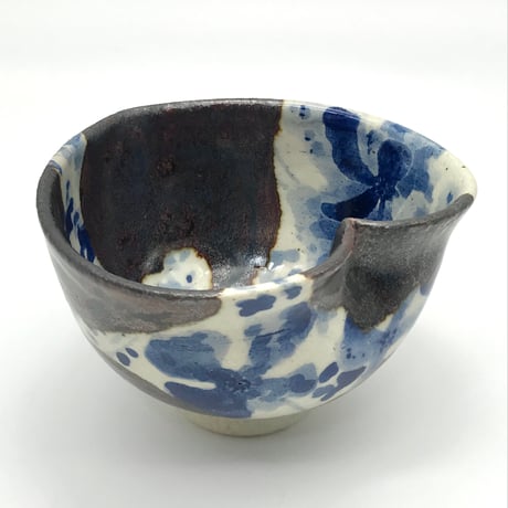 093 染付花文様猪目茶碗　12.0×7.5cm