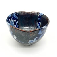593 染付更紗文猪目茶碗　12.7×8.3cm
