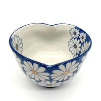 B105 染付花文様猪目茶碗　13.7×9.2cm