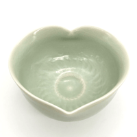 059 猪目茶碗　青磁　12.7×7.0cm