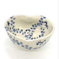 390 染付小花文猪目茶碗　12.3×6.9cm
