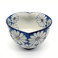 B101 染付花文様猪目茶碗　13.6×9.5cm