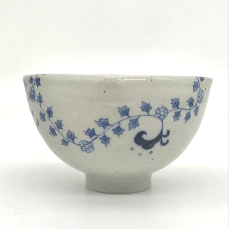 B26 染付小花文猪目茶碗_z　13.6×8.2cm