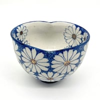 602 染付花文様猪目茶碗　13.5×9.2cm