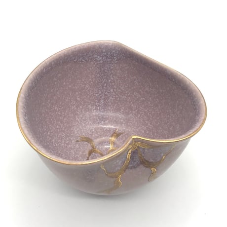 678 猪目茶碗　はなびら(紫苑珊瑚)+金リボン　12.8×8.7cm