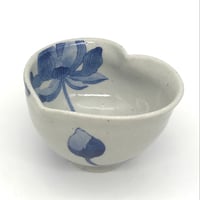 398 染付蓮文猪目茶碗　11.6×7.3cm
