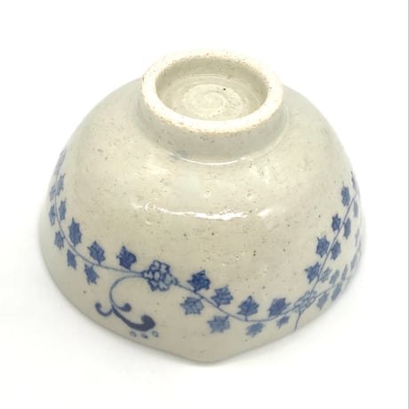 390 染付小花文猪目茶碗　12.3×6.9cm